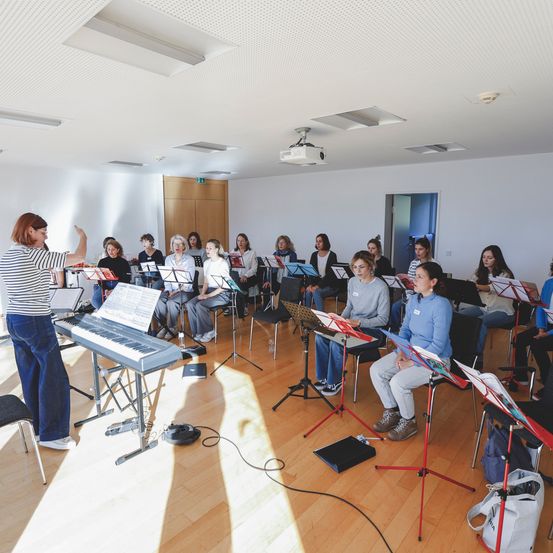 Bild enthält, People, Person, Crowd, Adult, Female, Woman, Building, Classroom, Indoors, School