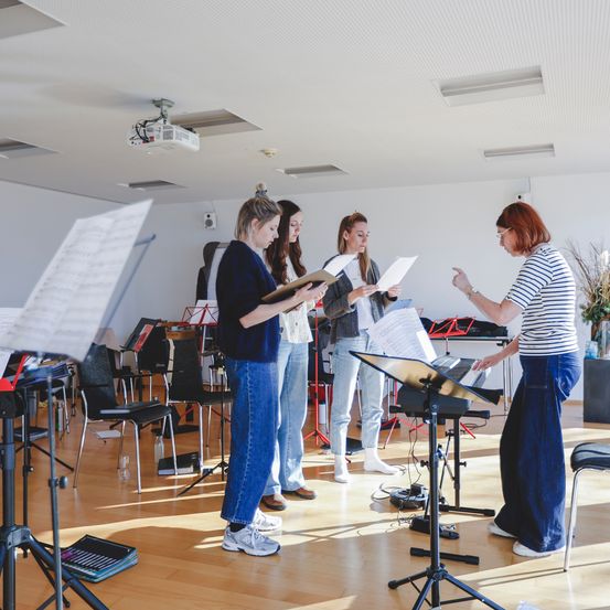 Bild enthält, Furniture, Table, Adult, Female, Person, Woman, Desk, Jeans, Shoe, Glasses