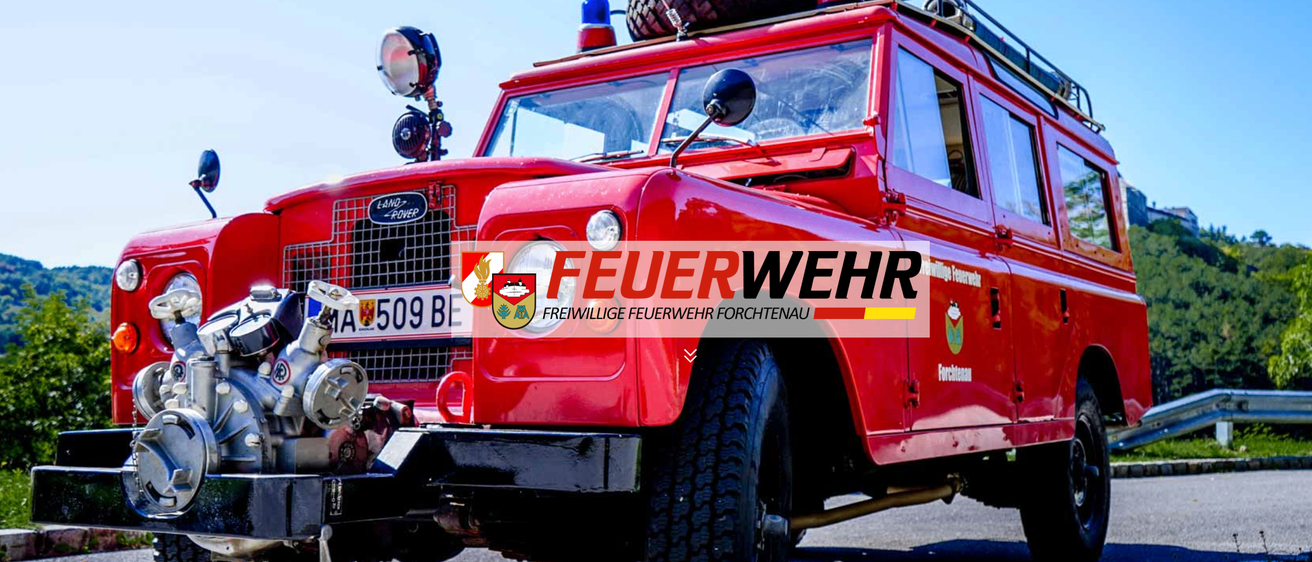 Roter Feuerwehrwagen mit dem Logo der Freiwilligen Feuerwehr Forchtenau in weißen Buchstaben und einem blauen Pfeil.