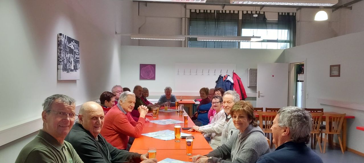 Bild enthält, Indoors, Restaurant, People, Person, Dining Room, Dining Table, Table, Cafeteria, Adult, Man