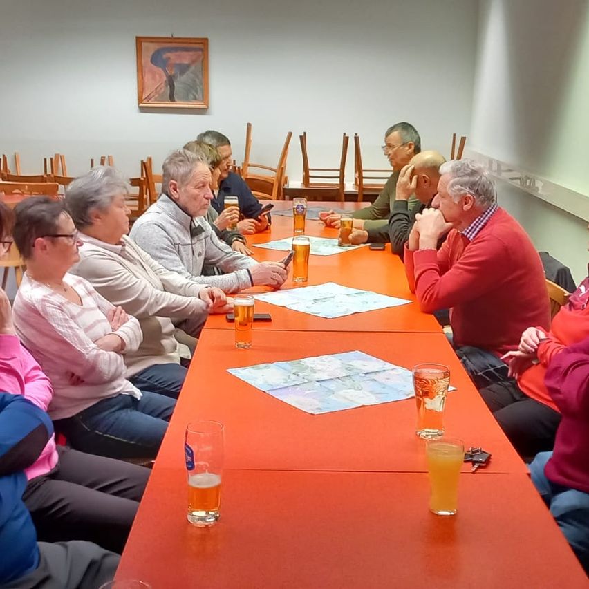 Bild enthält, People, Person, Adult, Male, Man, Female, Woman, Indoors, Cup, Head