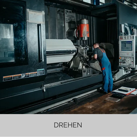 Bild enthält, Factory, Person, Worker, Manufacturing, Workshop, Mobile Phone, Adult, Male, Man, Face