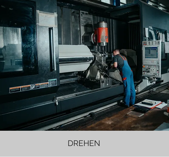 Bild enthält, Factory, Person, Worker, Manufacturing, Workshop, Mobile Phone, Adult, Male, Man, Face