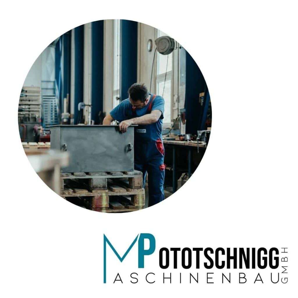 Ein Mann in einem blauen Shirt und einer Schürze arbeitet an einer Metallbox in einer Fabrik. Hinter ihm sind ein Fenster und eine Uhr zu sehen. Das Bild hat einen runden Rand.