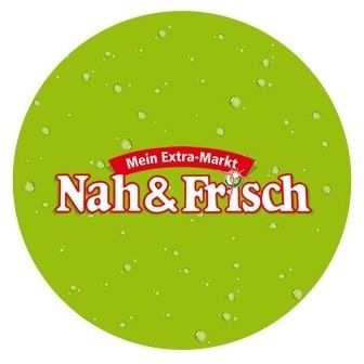 Ein grüner kreisförmiger Logo mit Wassertropfen und dem Text 'Mein Extra-Markt Nah&Frisch' in Weiß und Rot.