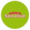 Ein grüner kreisförmiger Logo mit Wassertropfen und dem Text 'Mein Extra-Markt Nah&Frisch' in Weiß und Rot.
