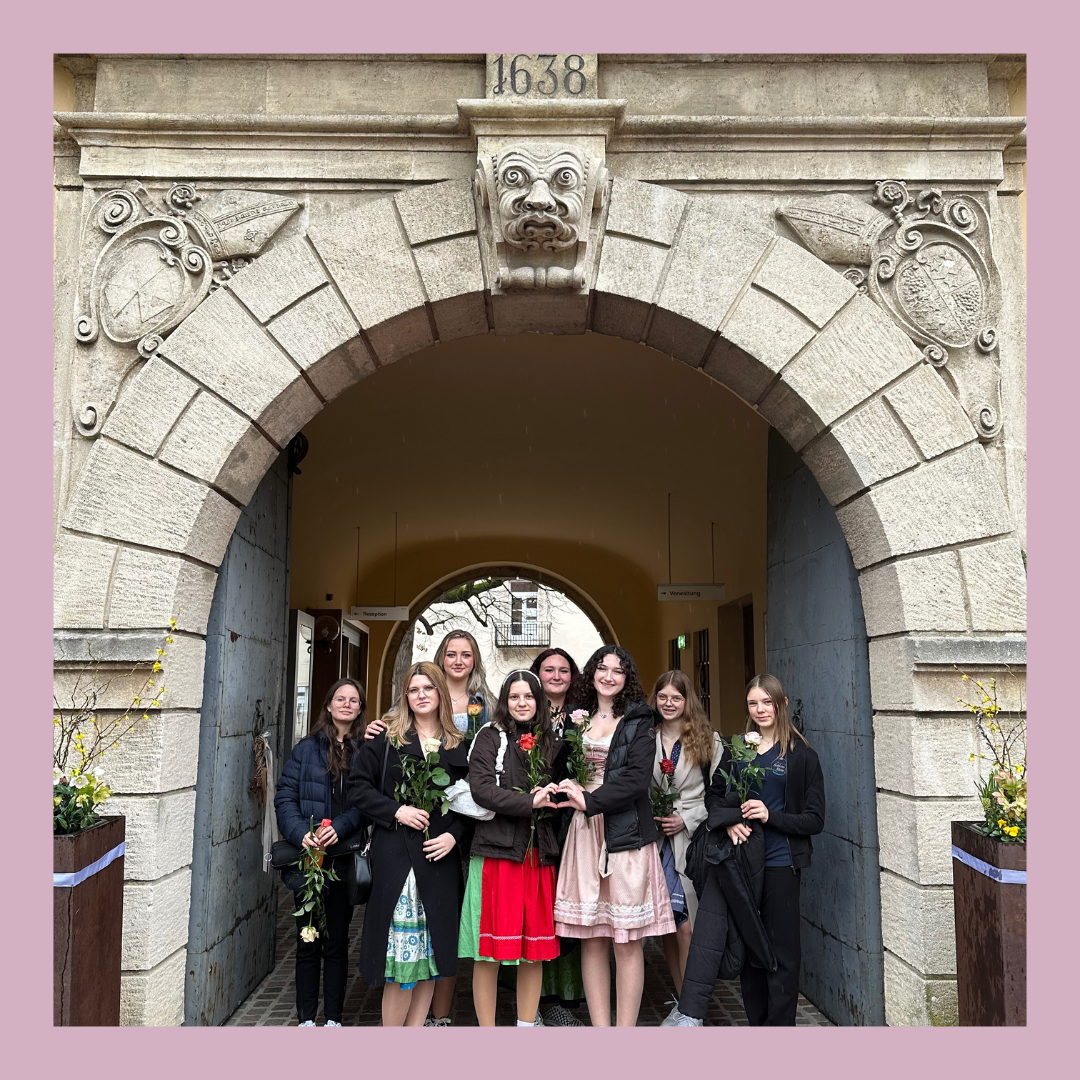 Bild enthält, Potted Plant, Skirt, Dress, Arch, Flower Arrangement, Flower Bouquet, Formal Wear, Person, Portrait, Woman