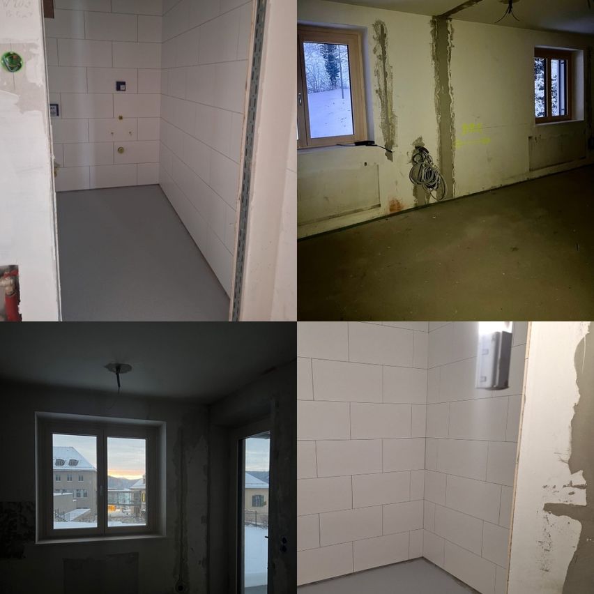 Vier Bilder eines unfertigen Raumes mit weißen Fliesen, einem Fenster und einer Tür. Das erste Bild zeigt das Innere mit einer gefliesten Wand und einem Boden. Das zweite Bild zeigt das Äußere mit einem Fenster und Schnee. Das dritte Bild zeigt das Innere mit einer Deckenlampe und einem Fenster. Das vierte Bild zeigt eine geflieste Wand und eine Steckdose.