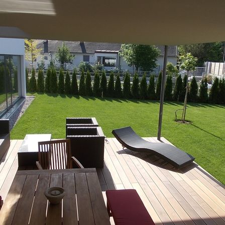 Bild enthält, Backyard, Nature, Outdoors, Yard, Grass, Porch, Interior Design, Terrace, Chair, Bench