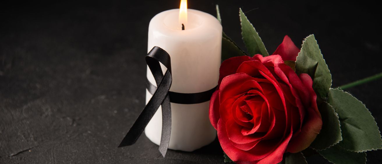 Bild enthält, Flower, Plant, Rose, Flower Arrangement, Flower Bouquet, Candle