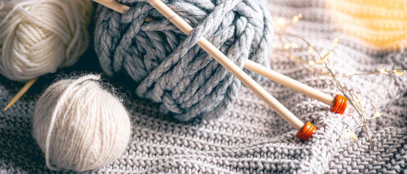 Bild enthält, Wool, Baton, Stick, Knitting, Person