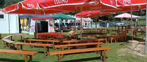 Bild enthält, Indoors, Restaurant, Cafeteria, Grass, Bench, Wood, Dining Table, Table, Person, Chair