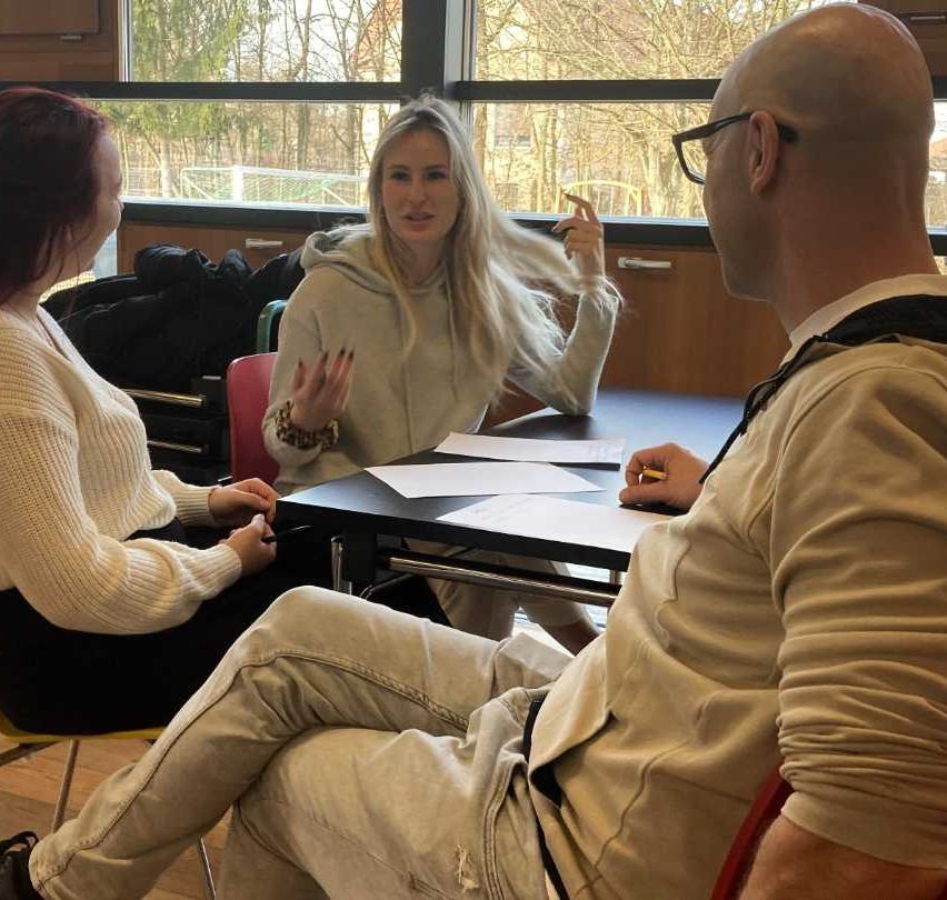 Bild enthält, Adult, Female, Person, Woman, Conversation, Face, Head, Interview, Shoe