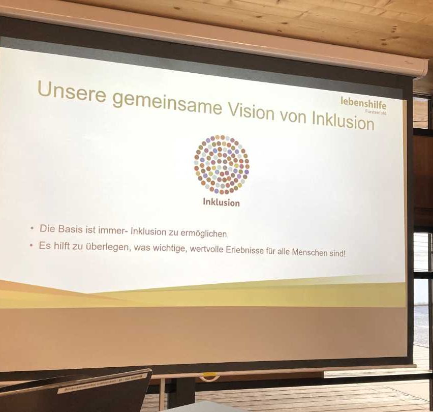 Bild enthält, Electronics, Screen, Projection Screen, People, White Board, Business Card, Text, Audience, Crowd