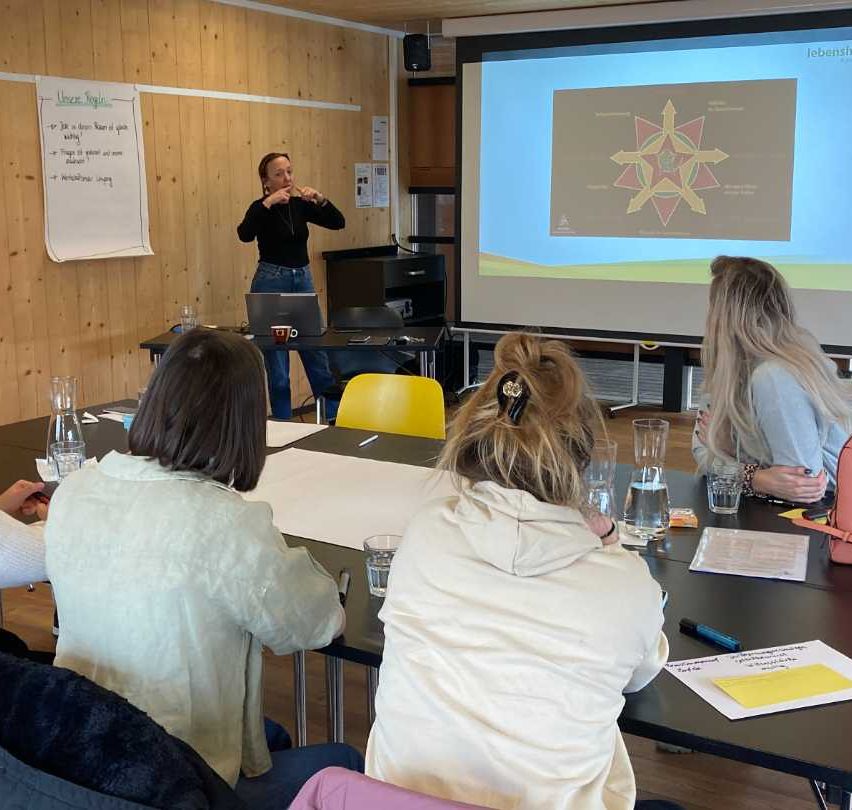 Bild enthält, People, Person, Adult, Female, Woman, Pen, White Board, Classroom, Face, Student