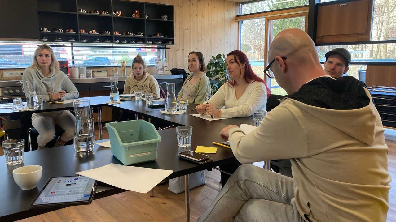 Bild enthält, Indoors, Restaurant, Cafeteria, Adult, Female, Person, Woman, Dining Table, Table, Dining Room