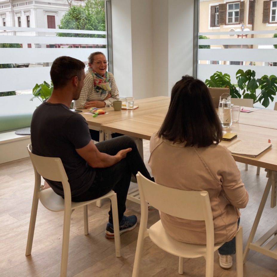 Bild enthält, Adult, Female, Person, Woman, Chair, Conversation, Male, Man, Shoe, Face