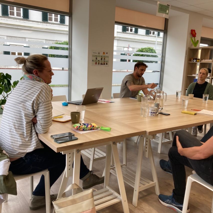 Bild enthält, Furniture, Table, Tabletop, Cafeteria, Restaurant, Adult, Female, Person, Woman, Dining Table