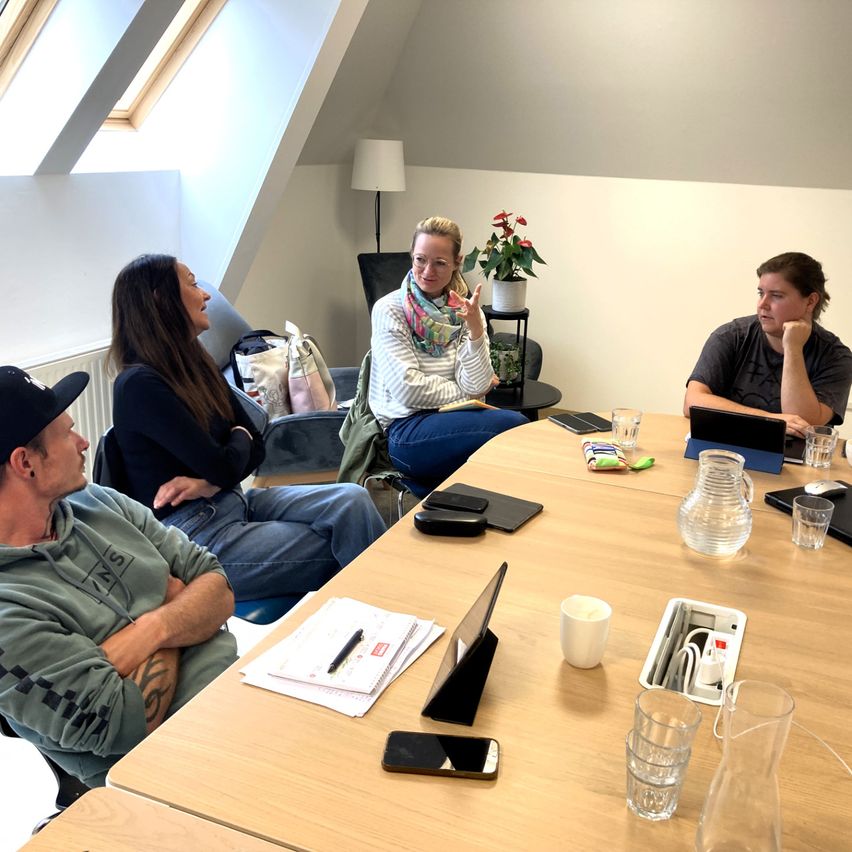 Bild enthält, Mobile Phone, Adult, Female, Person, Woman, Male, Man, Pen, Boy, Teen