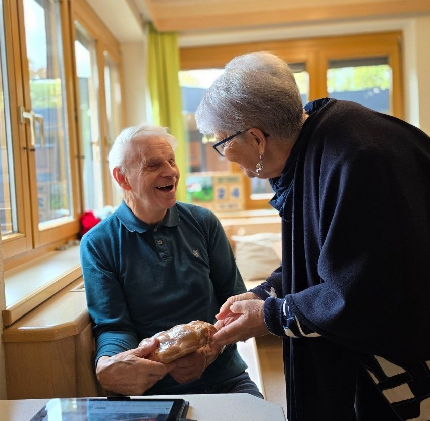 Bild enthält, Adult, Male, Man, Person, Glasses, Head, People, Face, Bread, Happy