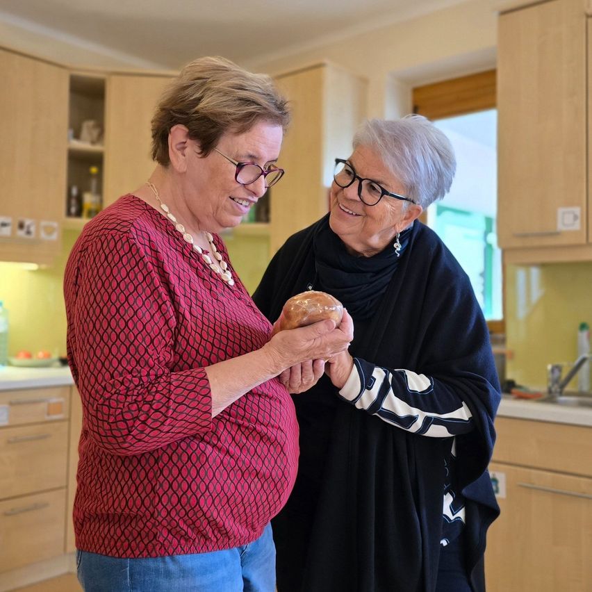 Bild enthält, Glasses, Necklace, People, Person, Adult, Female, Woman, Sweater, Sink Faucet, Portrait