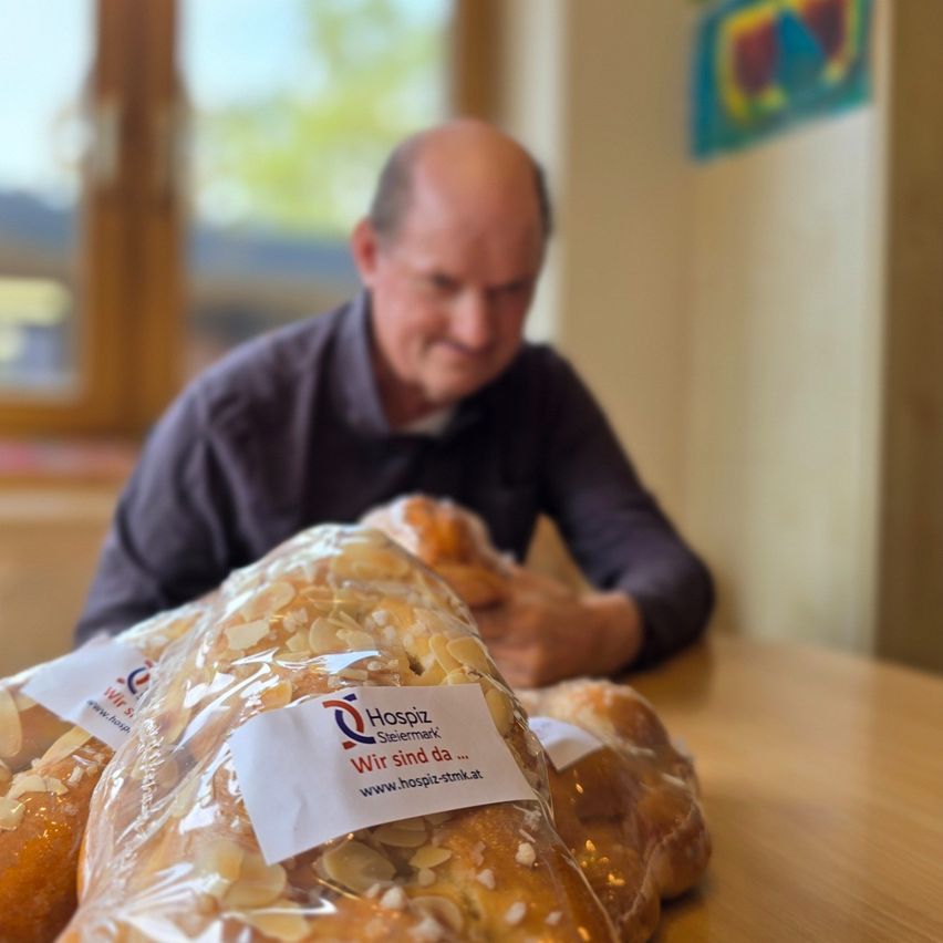 Bild enthält, Adult, Male, Man, Person, Wood, Face, Head, Bread, Food, Floor