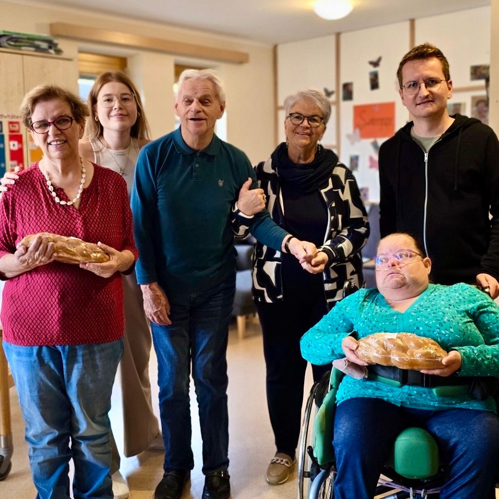 Bild enthält, People, Person, Adult, Female, Woman, Pants, Male, Man, Jeans, Shoe