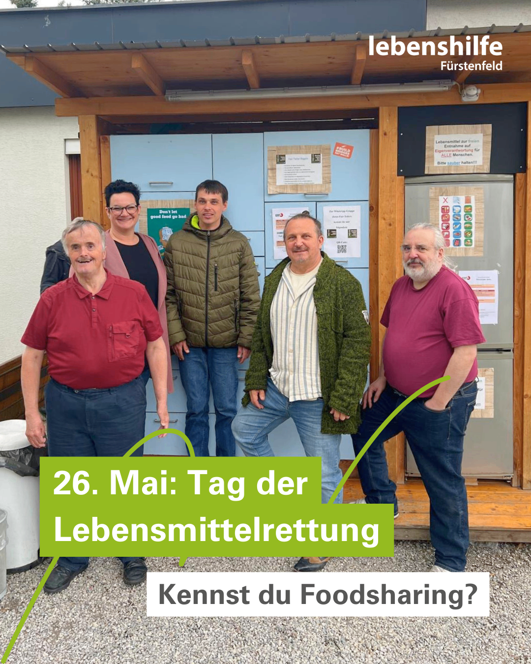 Fünf Personen stehen am 26. Mai, dem Tag der Lebensmittelerhaltung, vor einer Lebensmittellagereinrichtung. Zwei Männer tragen bordeauxfarbene Hemden, einer eine grüne Jacke und zwei Frauen tragen schwarze und rosa Oberteile.