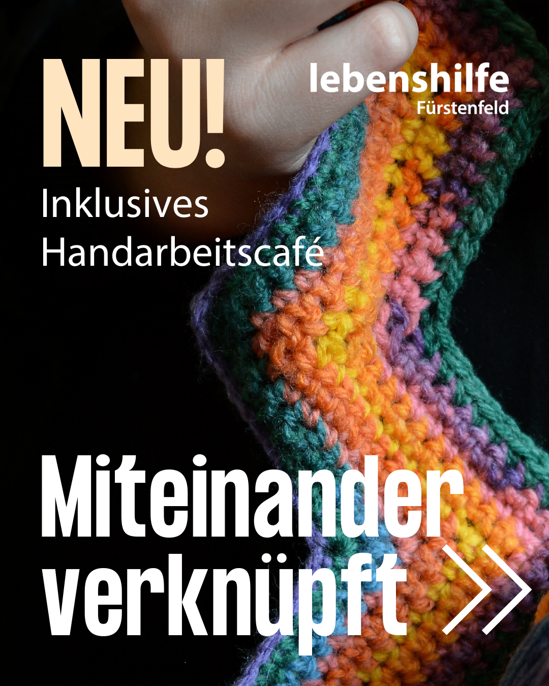Ein Werbeplakat für ein neues inklusives Handwerkscafé namens 'lebenshilfe Fürstenfeld'. Im Vordergrund ist ein farbenfrohes gestricktes Objekt zu sehen.