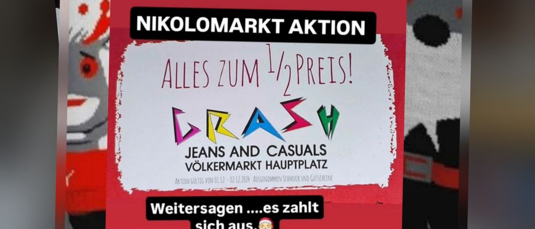 Ein Werbeposter für einen Kleidungsverkauf zeigt zwei Frauen, die Kleidung hochhalten. Der Verkauf bietet Jeans und Freizeitkleidung zum halben Preis an.
