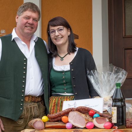 Bild enthält, Adult, Female, Person, Woman, Male, Man, Wood, Face, Linen, Glasses