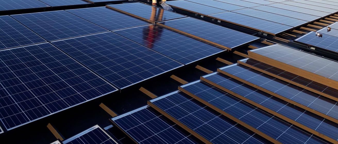 Bild enthält, Electrical Device, Solar Panels, Outdoors, Person, Worker