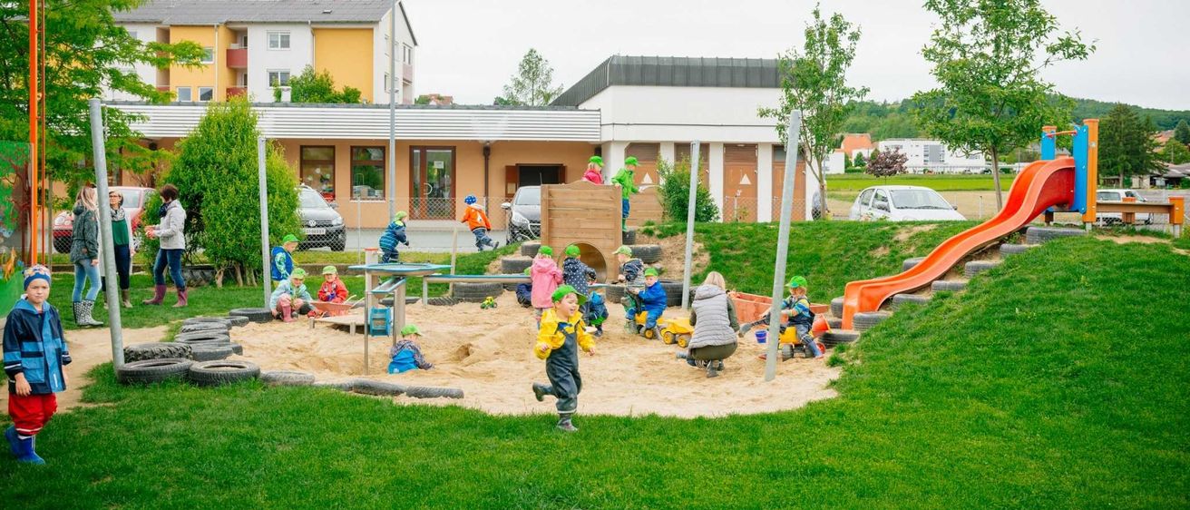 Bild enthält, Outdoor Play Area, Outdoors, Play Area, Grass, Person, Hat, Shoe