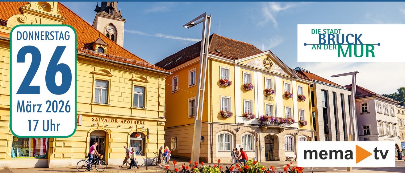 Ein gelbes Gebäude mit mehreren Fenstern und einer Apotheke namens Salvator-Apotheke. Im Hintergrund ist ein Glockenturm zu sehen. Menschen gehen an dem Gebäude vorbei.