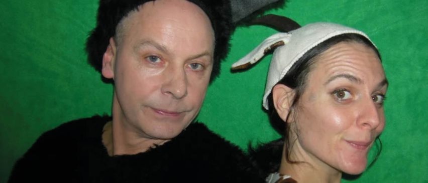 Ein Plakat für das Familienstück Wiesenglück zeigt zwei Schauspieler in Kostümen. Der Eintritt kostet 8 €. Die Veranstaltung findet am 12. April 2026 um 16 Uhr im dachbodenTheater 2.0 statt. Empfohlenes Alter: 3+.