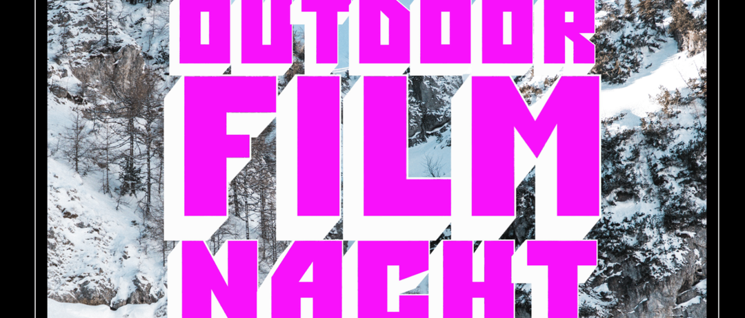 Schneebedeckter Berg mit einem Skifahrer, der nachts einen Hang hinunterfährt. Rosa Buchstaben lesen 'Outdoor Film Night'.