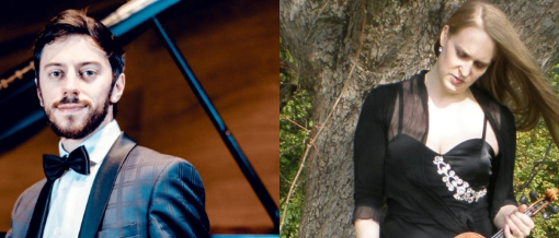Ein Collage von vier Musikern, jeder in einer anderen Umgebung. Der erste ist ein Mann, der Klavier spielt, der zweite ist eine Frau, die in einem Wald Geige spielt, der dritte ist ein Mann, der in einem weißen Hintergrund lächelt, und der vierte ist ein Streichquartett in einem Flur.