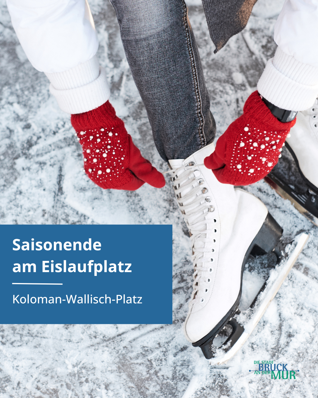 Person mit roten Handschuhen und Eislaufschuhen auf Schnee mit einem blauen Schild Saisonende am Eislaufplatz und einem Wasserzeichen Koloman-Wallisch-Platz.