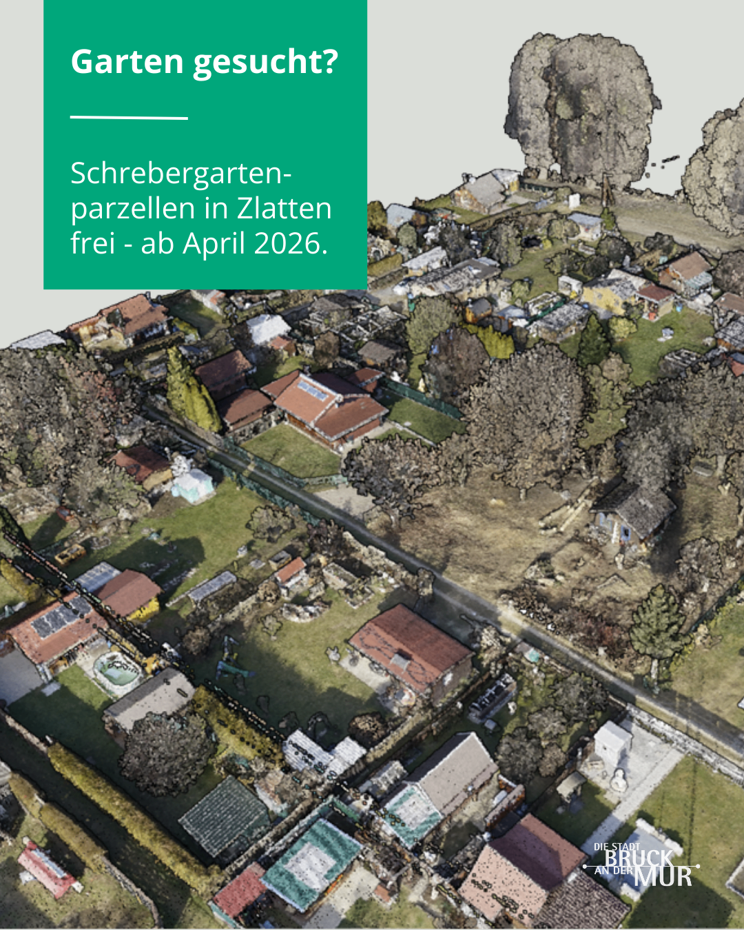 Luftaufnahme eines Wohngebiets mit mehreren Häusern, einer Straße und Grünflächen. Das Bild erwähnt 'Gartenparzellen in Zlatten frei - ab April 2026.'