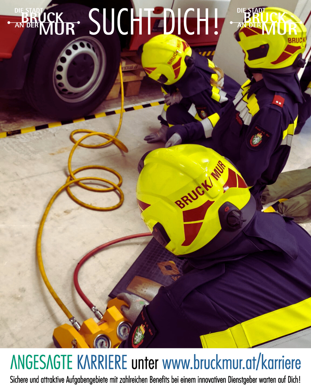 Eine Gruppe von Feuerwehrleuten in voller Ausrüstung mit gelben Helmen, die an einem Autoreifen mit einem gelben Schlauch arbeiten.