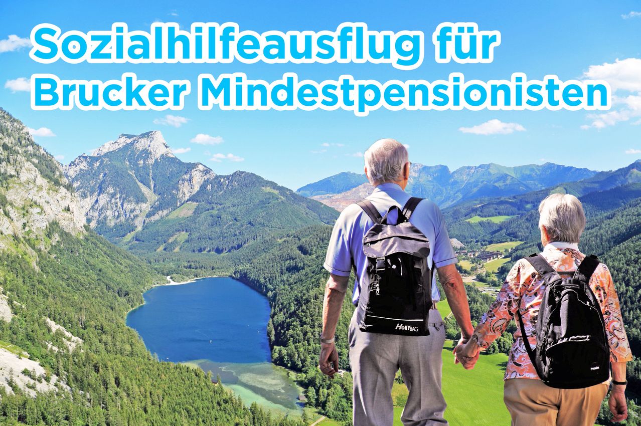 Ein älteres Paar steht auf einem Berg, hält Händchen, mit einem See und Bergen im Hintergrund. Der Mann trägt einen Rucksack und die Frau trägt ein Blumenkleid.