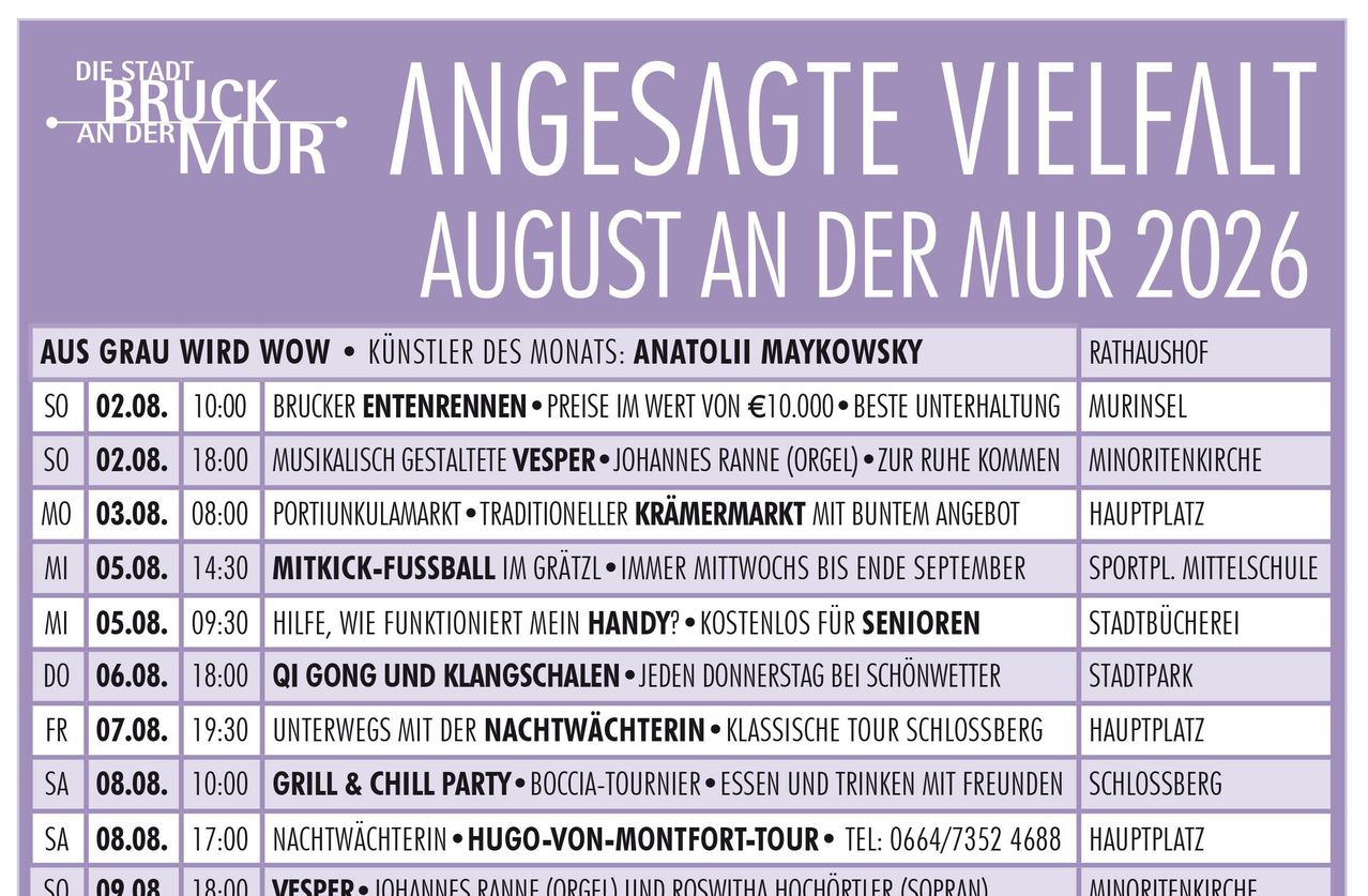 Ein Plakat, das verschiedene Veranstaltungen im August ankündigt, darunter ein traditioneller Markt, ein Fußballspiel und eine Nachtwächtertour. Das Plakat ist lila und weiß.