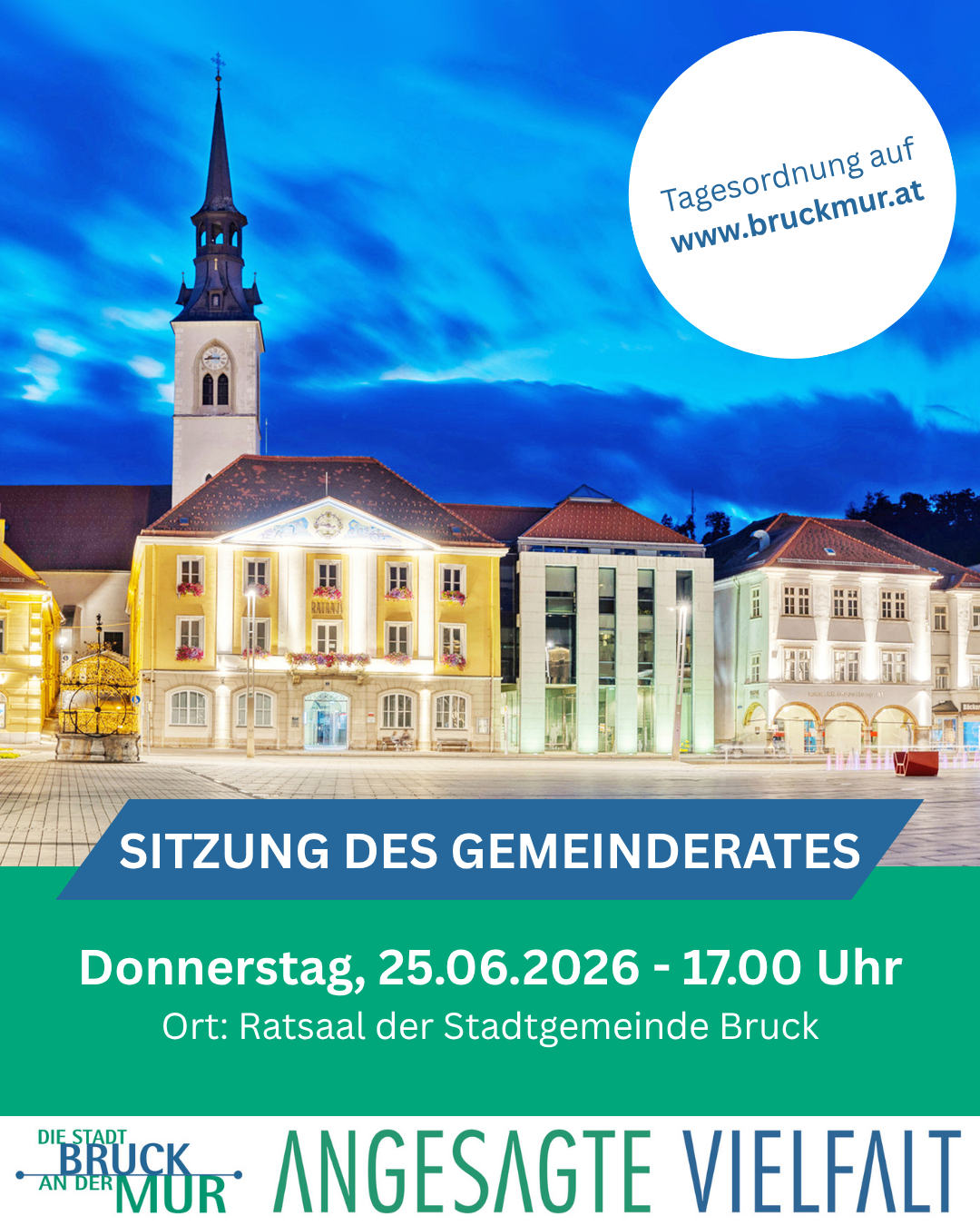 Ein Plakat bewirbt eine Sitzung des Gemeinderates im Rathaus der Stadtgemeinde Bruck am Donnerstag, 25.06.2026 um 17:00 Uhr. Der Stadtplatz zeigt mehrere Gebäude mit beleuchteten Fenstern und einem Kirchturm im Hintergrund.