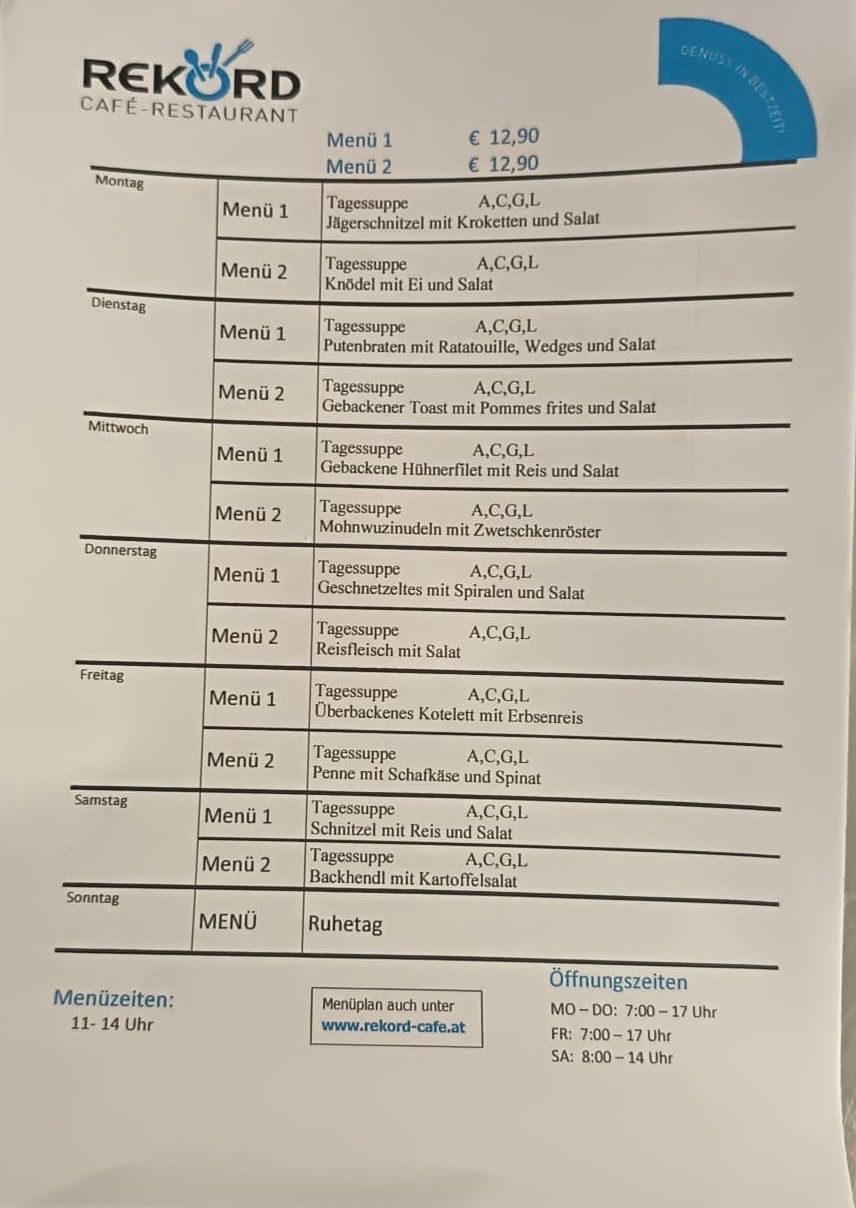 Ein wöchentlicher Menüplan für ein Café, der tägliche Menüs von Montag bis Sonntag mit jeweils zwei Optionen, einschließlich Zutaten und Öffnungszeiten auflistet.