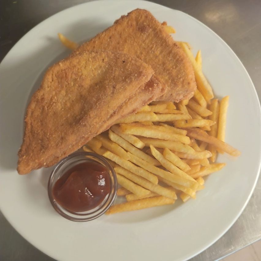 Ein weißer Teller mit zwei gebratenen Fischfilets und einer Portion goldener Pommes, dazu ein kleines Ketchup-Gläschen.