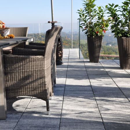 Bild enthält, Floor, Plant, Potted Plant, Flooring, Table, Balcony, Dining Table, Desk, Chair, Patio