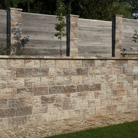 Bild enthält, Architecture, Building, Wall, Backyard, Nature, Outdoors, Yard, Plant