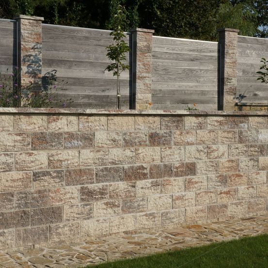 Bild enthält, Architecture, Building, Wall, Backyard, Nature, Outdoors, Yard, Plant