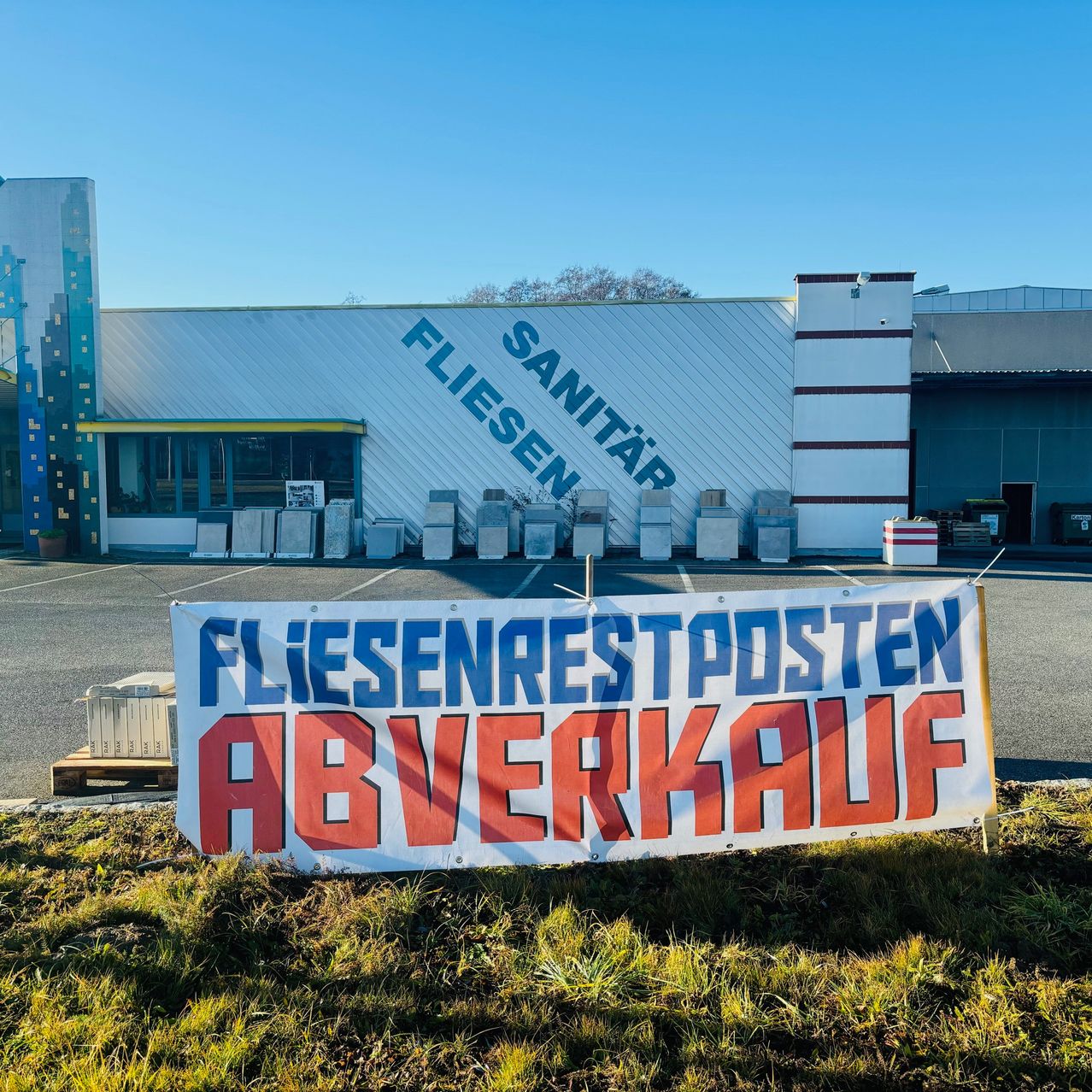 Bild enthält, Banner, Text, Advertisement, Plant, Box