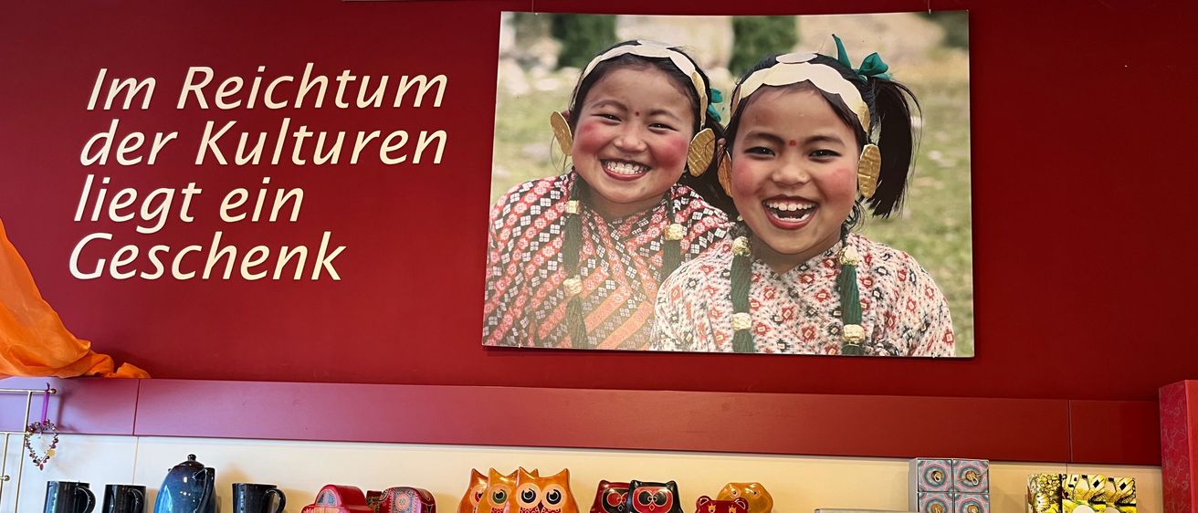 Bild enthält, Face, Head, Person, Photography, Portrait, People, Shelf, Book, Interior Design, Electronics